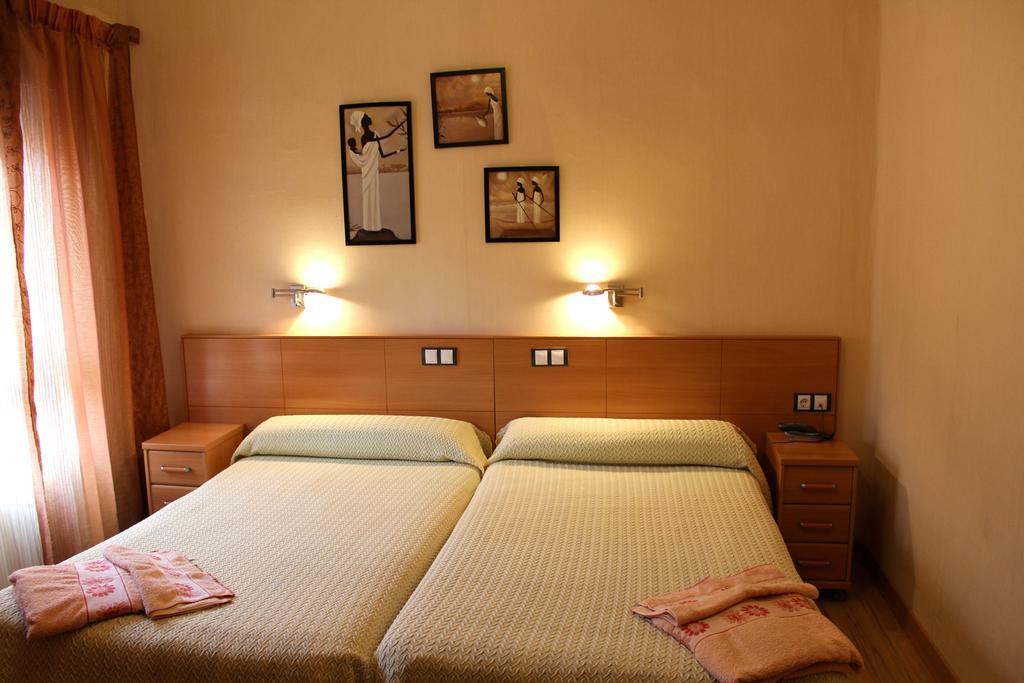 Hostal De La Torre Hostal Economico Valladolid Quarto foto